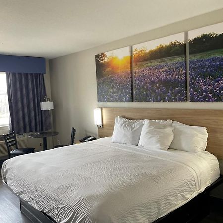 Days Inn By Wyndham San Antonio Southeast Frost Bank Center Екстер'єр фото