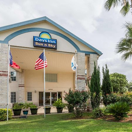 Days Inn By Wyndham San Antonio Southeast Frost Bank Center Екстер'єр фото