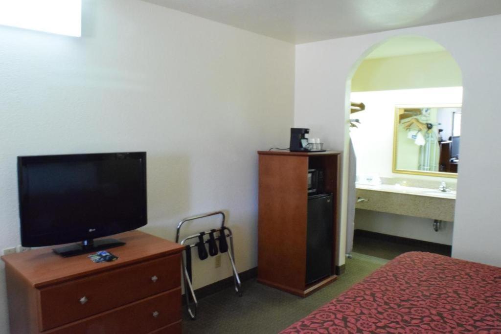 Days Inn By Wyndham San Antonio Southeast Frost Bank Center Екстер'єр фото