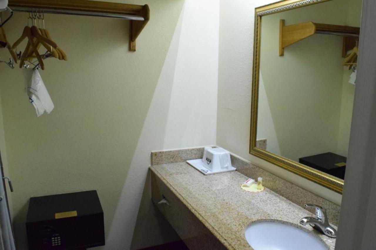 Days Inn By Wyndham San Antonio Southeast Frost Bank Center Екстер'єр фото