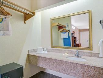 Days Inn By Wyndham San Antonio Southeast Frost Bank Center Екстер'єр фото