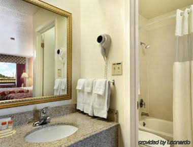 Days Inn By Wyndham San Antonio Southeast Frost Bank Center Екстер'єр фото