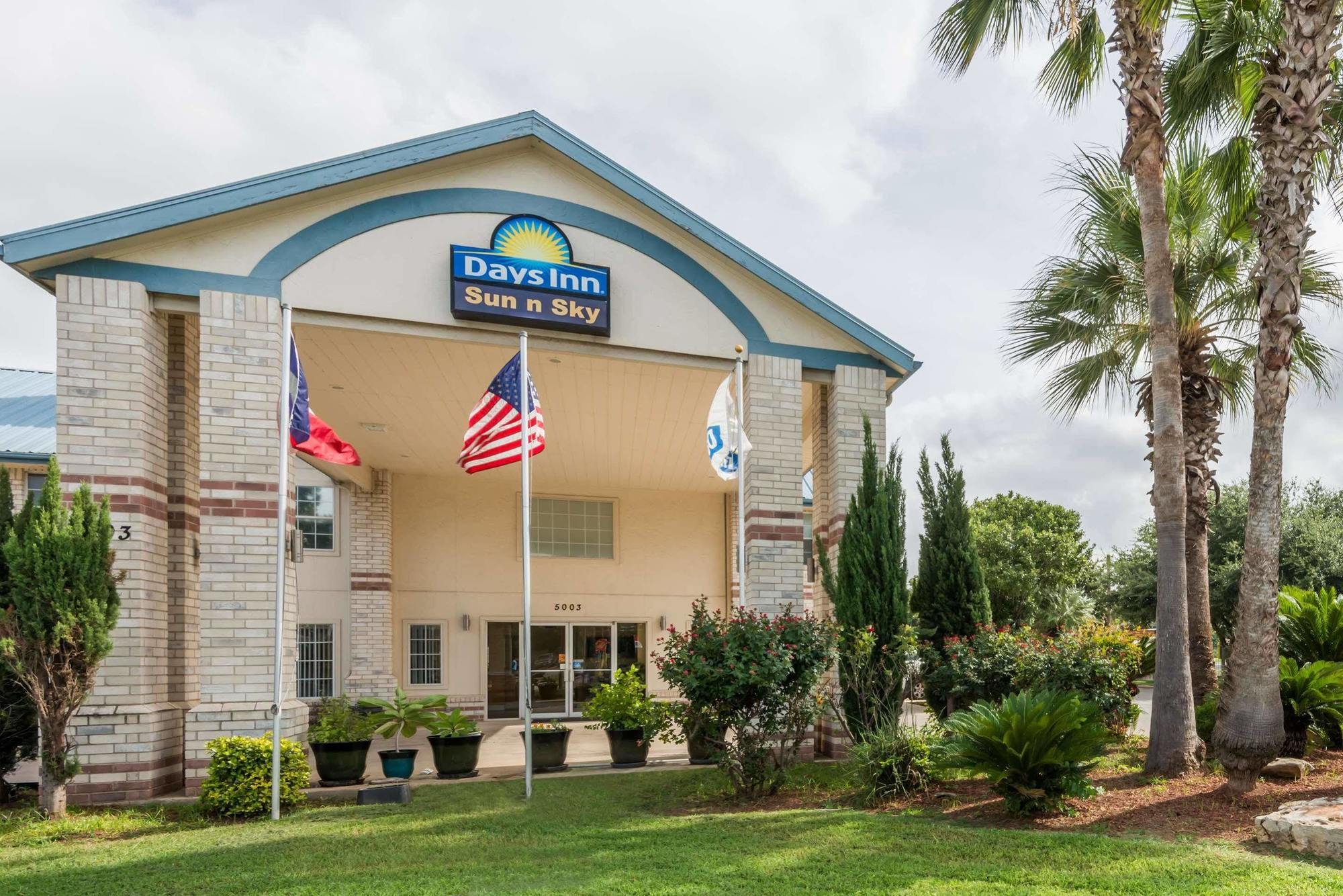 Days Inn By Wyndham San Antonio Southeast Frost Bank Center Екстер'єр фото