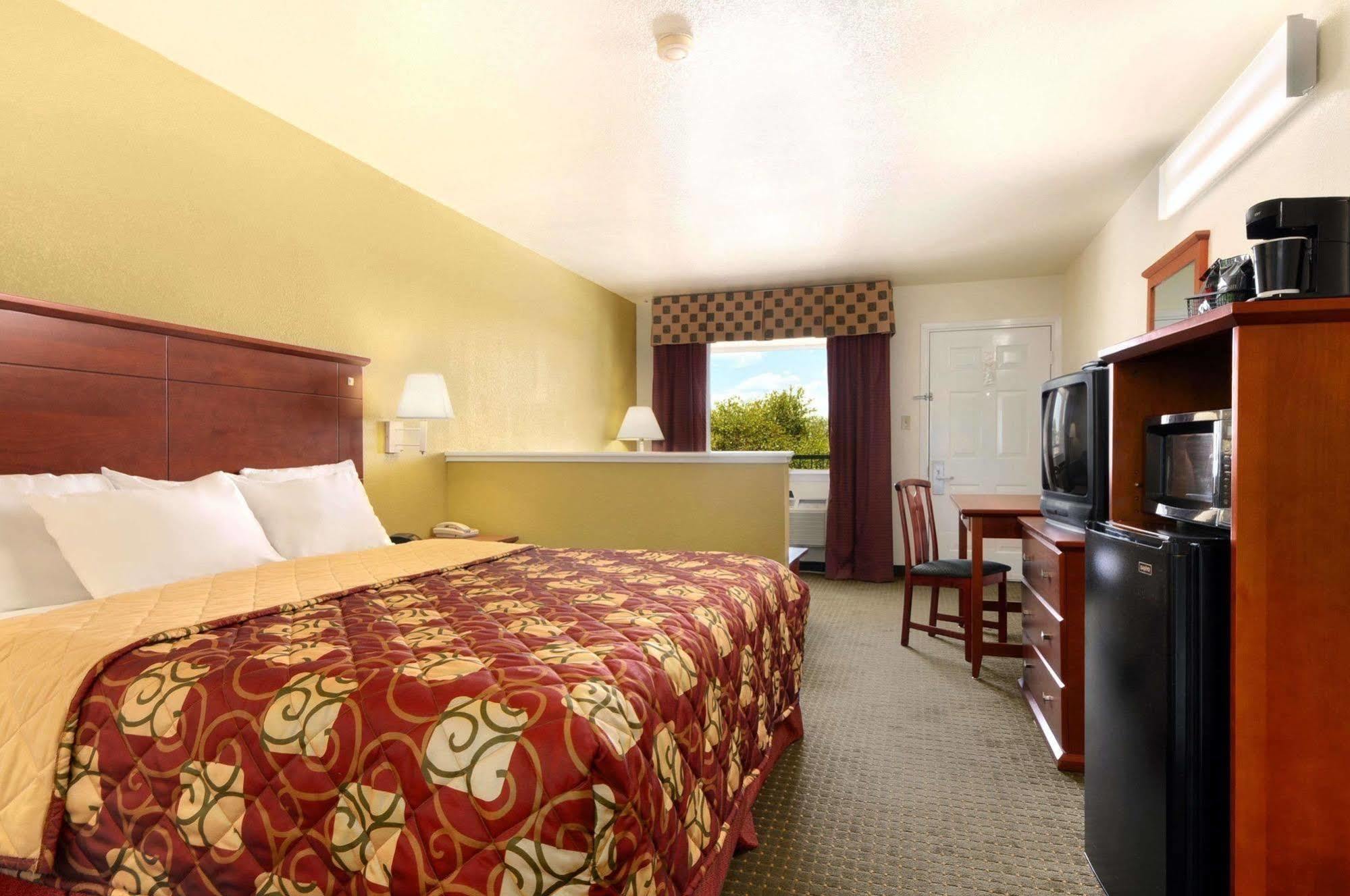 Days Inn By Wyndham San Antonio Southeast Frost Bank Center Екстер'єр фото