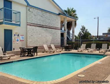 Days Inn By Wyndham San Antonio Southeast Frost Bank Center Екстер'єр фото